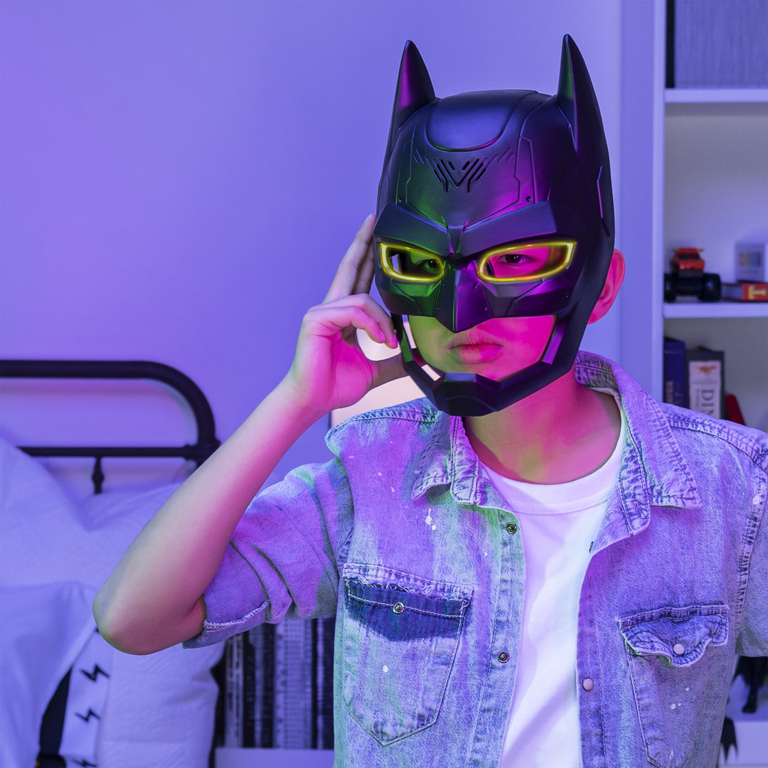 DC Comics BATMAN Voice Changing Mask with Over 15 Sounds, for Kids Aged 4 and Up