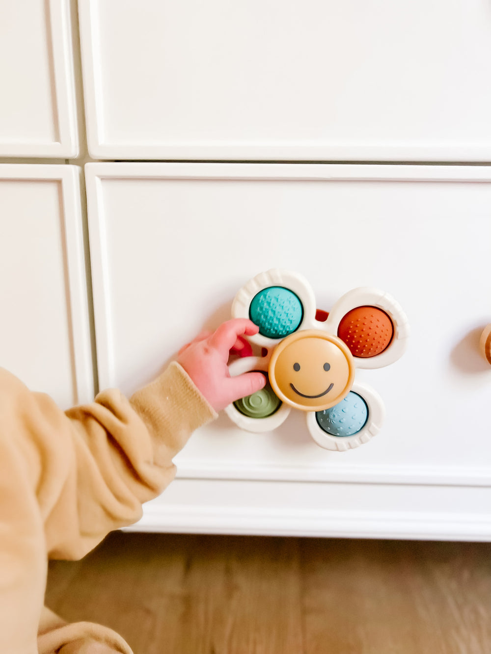 Itzy Pop & Whirl™ - High chair, Bath and Travel Fidget Toy (Smile)