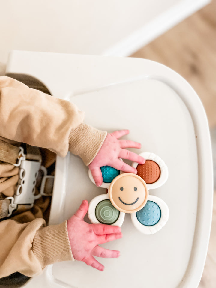 Itzy Pop & Whirl™ - High chair, Bath and Travel Fidget Toy (Smile)