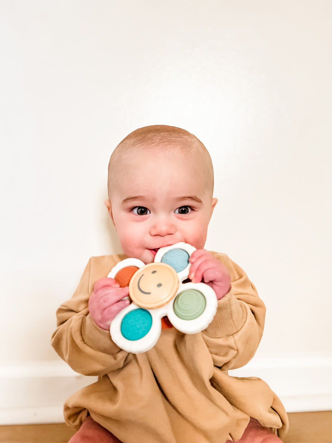 Itzy Pop & Whirl™ - High chair, Bath and Travel Fidget Toy (Smile)